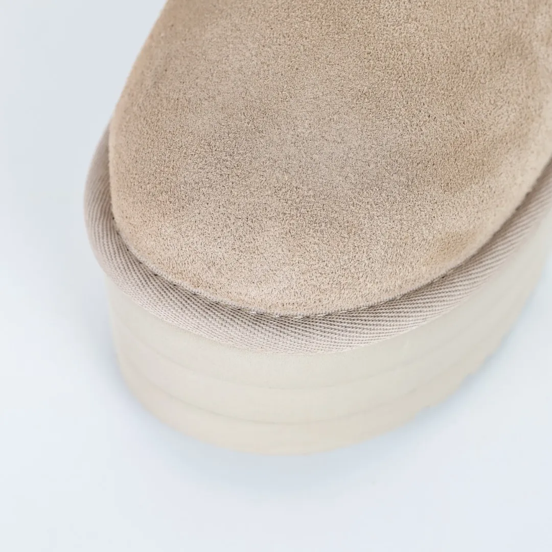 Pick up locally 💰560 Core recommended good price In the new year, uug launched a series of styles, which are partially geared towards the preferences of young consumers and have also moved to the forefront of fashion trends. Shoe body material: water-repellent coated suede upper, 17mm UGGPURE™ implantable wool insole, lightweight non-slip and comfortable rubber outsole, with brand LOGO and trademark, with full packaging Size: 35 36 37 38 39 40